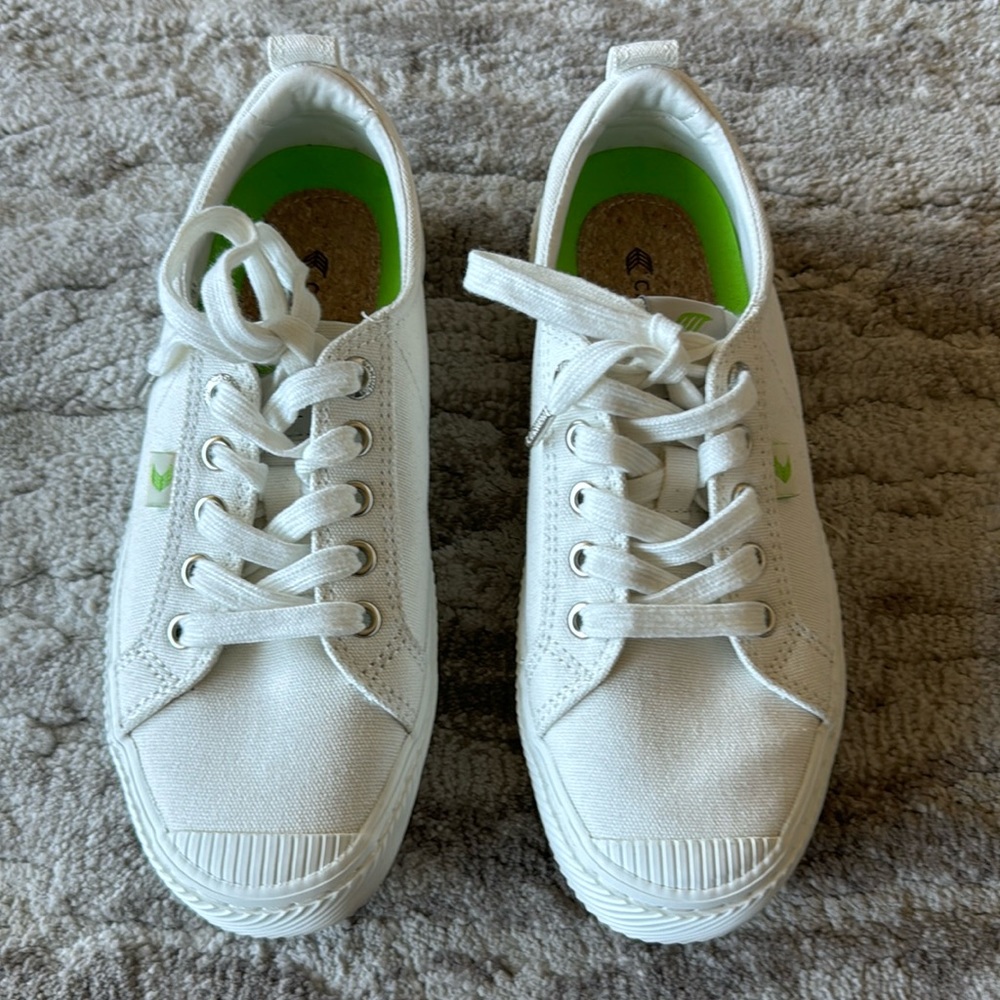 Cariuma OCA Low Canvas Sneaker White cork & memory foam Size 7.5